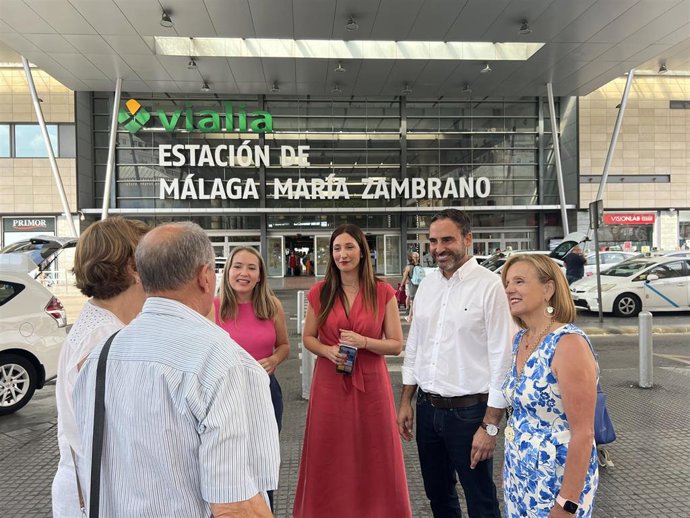 La cabeza de lista del PSOE al Congreso de los Diputados por Málaga, Mari Nieves Ramírez, y el secretario del PSOE de Málaga, Daniel Pérez, en rueda de prensa en Malag