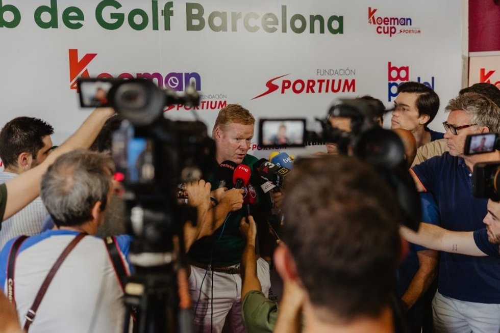 Ronald Koeman atendiendo a los medios de comunicacióin durante la disputa del torneo de golf 'Koeman Cup by Fundación Sportium'.