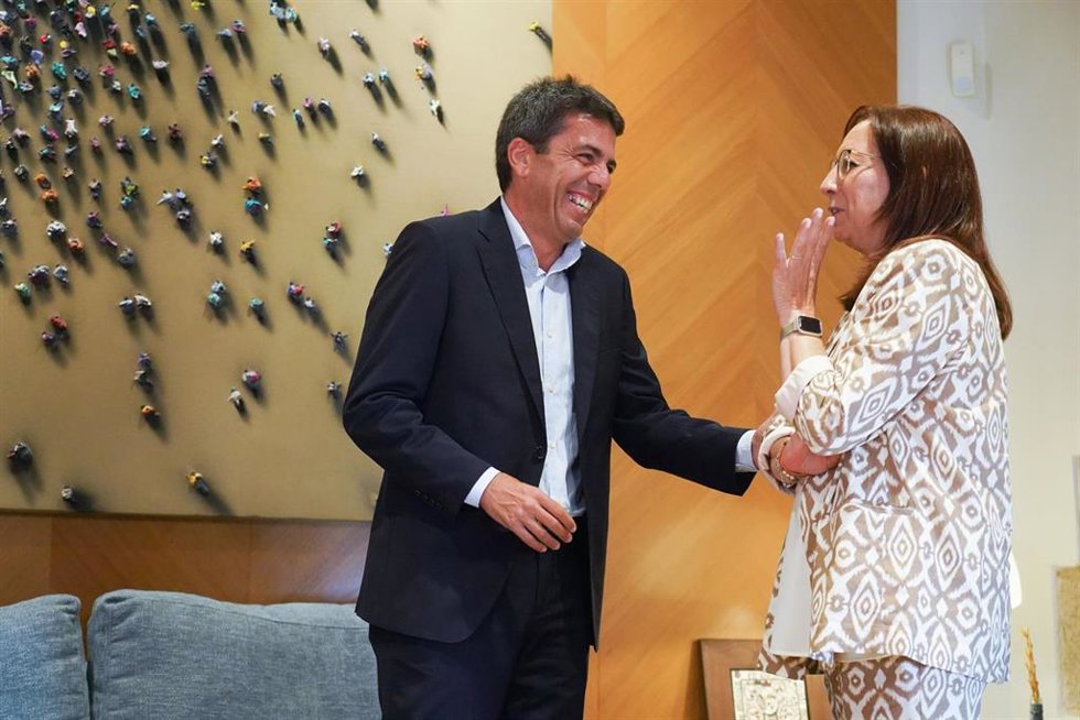 La presidenta de Les Corts, Llanos Massó, y el candidato del PPCV a la Presidencia de la Generalitat, Carlos Mazón, se saludan a su llegada a una reunión para avanzar en el trámite de la investidura