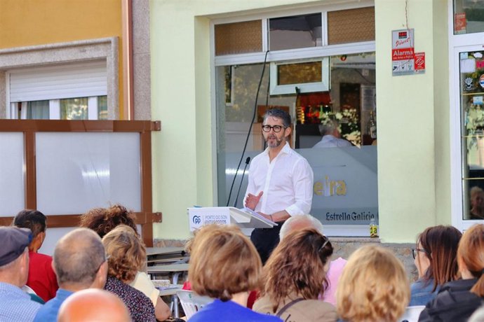 Luís Oujo, alcalde de Porto do Son (A Coruña) polo Partido Popular durante un mitin electoral