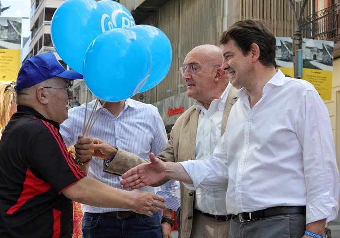 Alfonso Fernández Mañueco junto a Jesús Julio Carnero saludo a un vecino de Valladolid