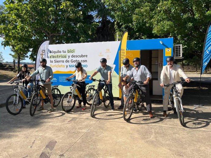 Presentación de un proyecto de la Diputación de Cáceres que impulsa un servicio de bicicletas eléctricas para recorrer la Sierra de Gata