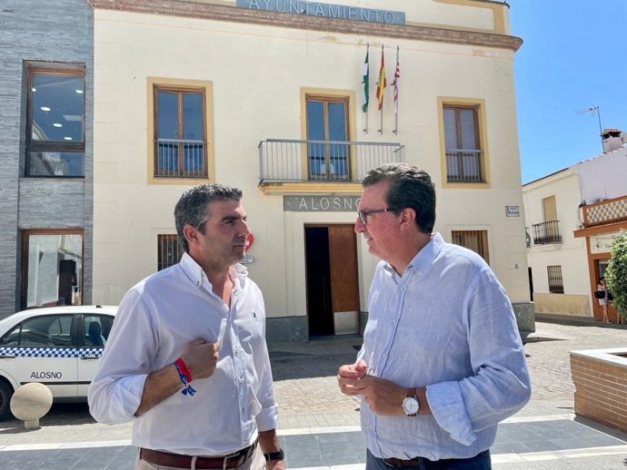 El presidente del PP de Huelva, Manuel Andrés González, en Alosno.