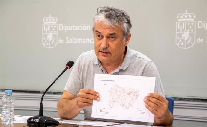 El portavoz del Grupo Socialista en el Ayuntamiento de Salamanca, Fernando Rubio, este virnes durante una rueda de prensa en Salamanca