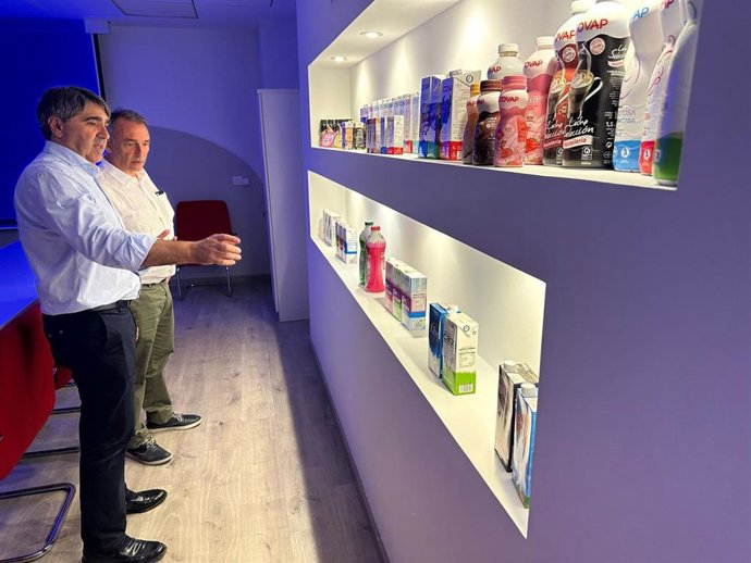 El candidato número uno de Sumar al Congreso de los Diputados por Córdoba, Enrique Santiago (al fondo), en su visita a las instalaciones de Covap.