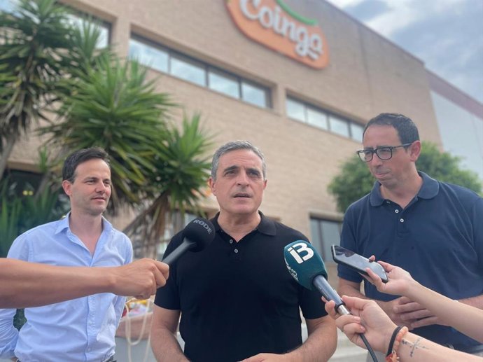 Visita de los candidatos del PP al Congreso, José Vicente Marí y Joan Mesquida, y al Senado, Cristóbal Marqués, a la cooperativa Coinga.