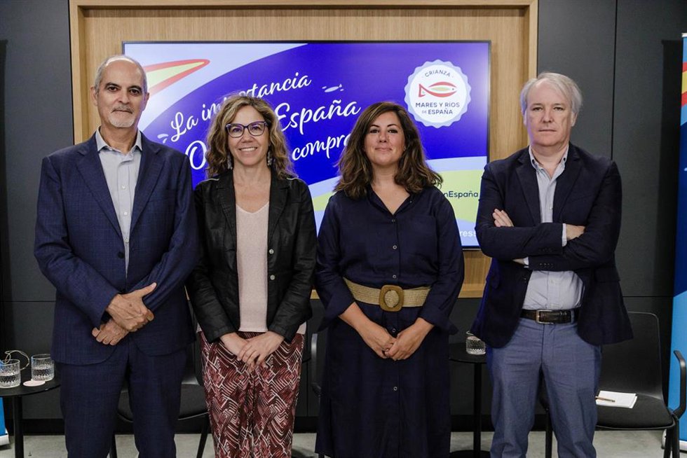 Javier Ojeda, Luisa Álvarez,  María Segura y Enrique García posan tras el encuentro informativo de Europa Press La importancia del Origen de España como driver de compra, en el Auditorio en Meeting Place.