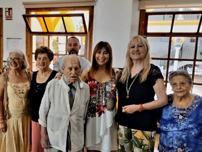 La delegada territorial de Inclusión Social, Juventud, Familias e Igualdad, Ruth Sarabia, una visita al Centro de Participación Activa de la barriada malagueña de La Trinidad