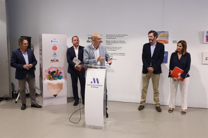 El diputado de Cultura, Manuel López Mestanza, durante la presentación de la muestra que se puede ver hasta el 31 de julio en el espacio expositivo Pacífico 54.