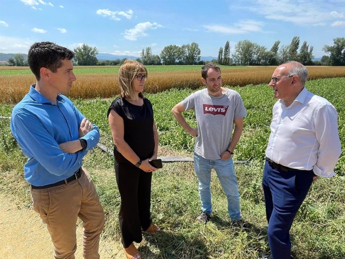 Ramiro González durante la visita a la localidad de Junguitu, en la Llanada Alavesa