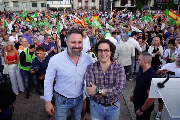 El presidente de Vox, Santiago Abascal (i), y el diputado y candidato por Asturias, José María Figaredo (d), durante un acto de precampaña electoral de Vox, en los Jardines del Náutico, a 27 de junio de 2023, en Gijón, Asturias (España). 