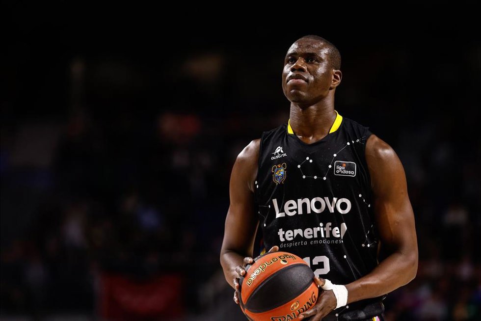 Archivo - Moussa Diagne con el Lenovo Tenerife