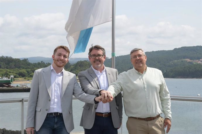 Manuel González (Compromiso por Outes), José Antonio Caamaño (PSOE) e Anxo Núñez Fernández (BNG) na firma do acordo de goberno en Outes (A Coruña)