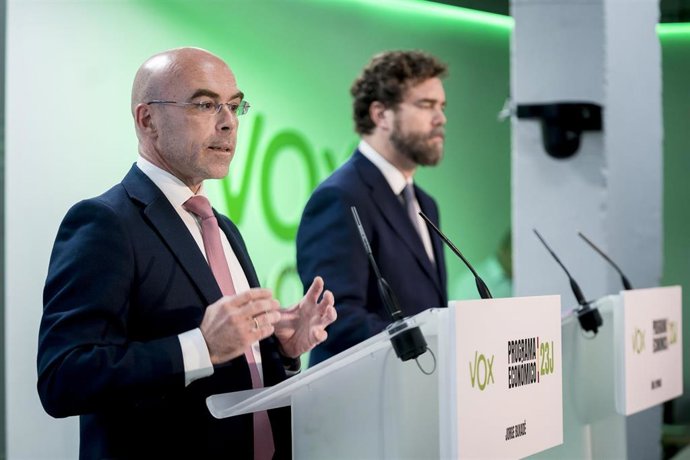 El vicepresidente de Acción Política de Vox, Jorge Buxadé (i), y el portavoz del Grupo Parlamentario en el Congreso de los Diputados, Iván Espinosa (d), presentan el programa económico de Vox para las Elecciones Generales del 23J