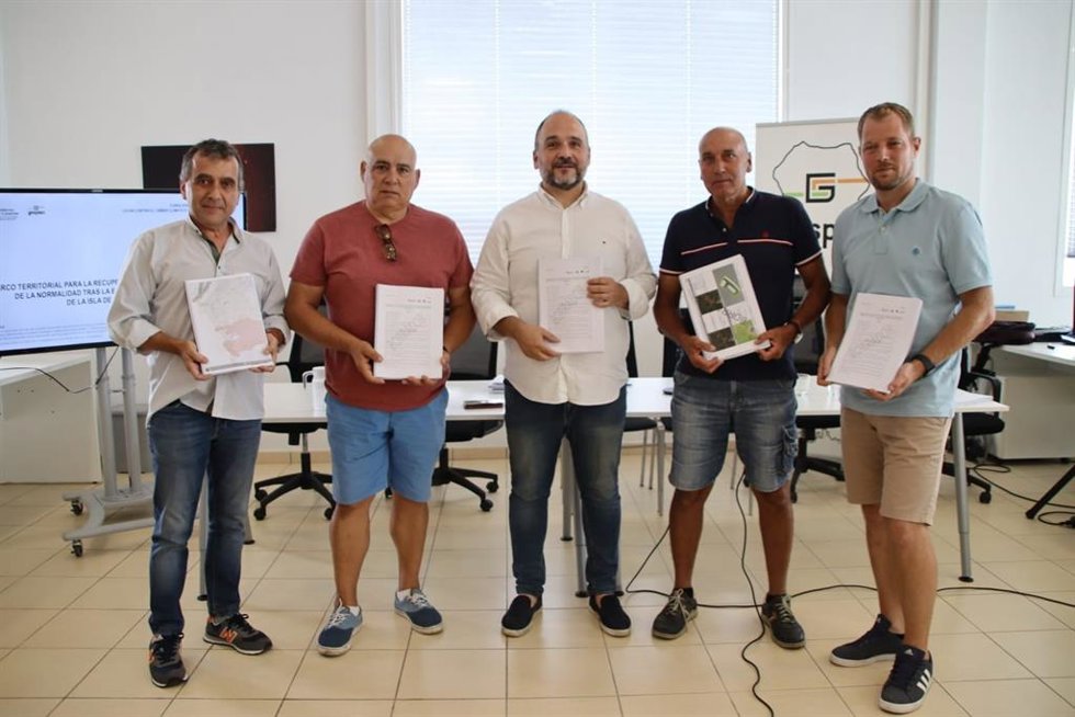 El consejero de Transición Ecológica en funciones del Gobierno de Canarias, José Antonio Valbuena (en el centro), en la presentación del borrador de decreto sobre la reconstrucción