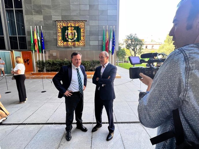 Miembros de Vox reclaman al PSOE que explique la retirada de las subvenciones al transporte sevillano