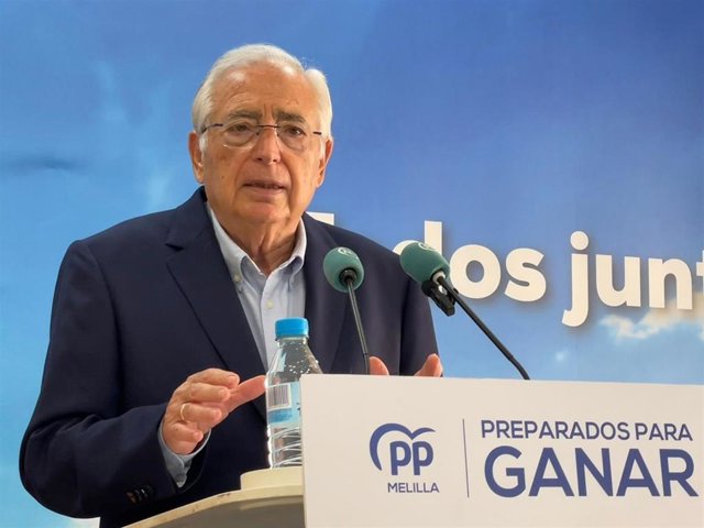 El nuevo presidente de Melilla, Juan José Imbroda, es aplaudido a su salida del pleno de  constitución de la Asamblea de Melilla, a 7 de julio de 2023, en Melilla (España).