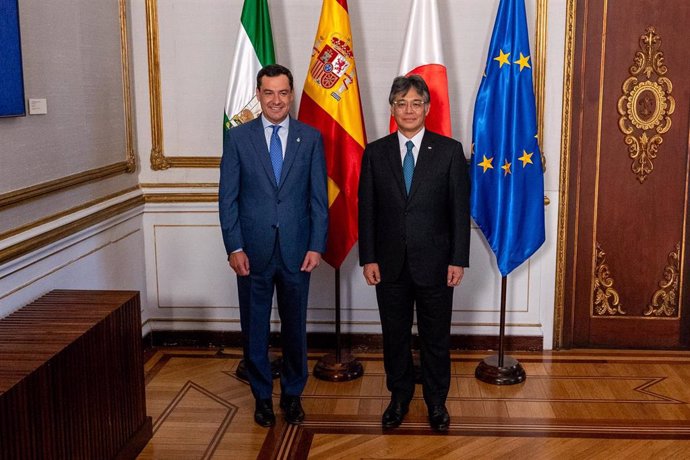 El presidente de la Junta de Andalucía, Juanma Moreno, (i) junto al presidente mundial de Fujitsu, Takahito Tokita (d) 