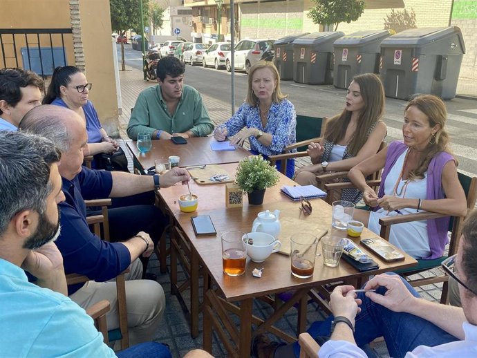 Isabel Prieto y Marián Aguilar, junto a cargos del PP y representantes de las dos principales asociaciones del sector turístico de la provincia, Hostecor y Horeca.