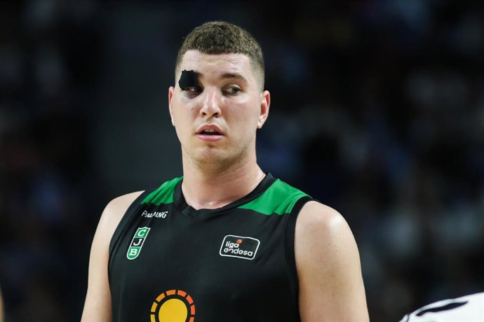 El alerpo Joel Parra, nuevo fichaje del Bara de baloncesto, disputanjdo un partido con el Joventut de Badalona.