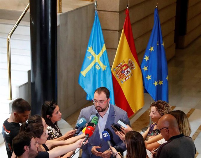 El presidente del Gobierno del Principado y candidato socialista a la reelección, Adrián Barbón, haciendo declaraciones a periodistas en la sede de Presidencia