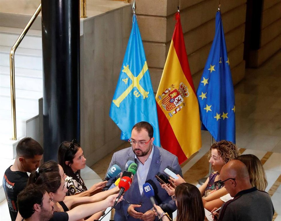 El presidente del Gobierno del Principado y candidato socialista a la reelección, Adrián Barbón, haciendo declaraciones a periodistas en la sede de Presidencia