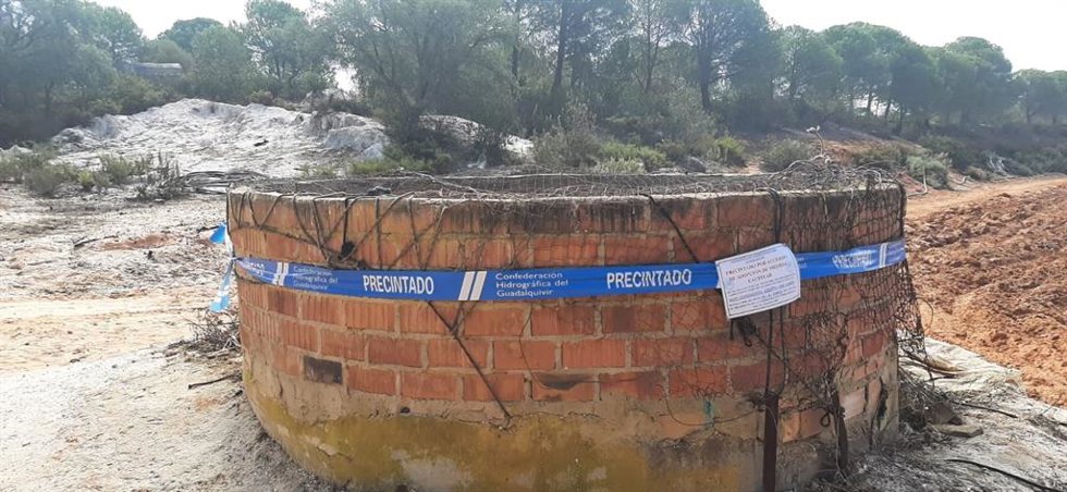 Imagen de uno de los pozos precintados en el entorno de Doñana (Huelva).