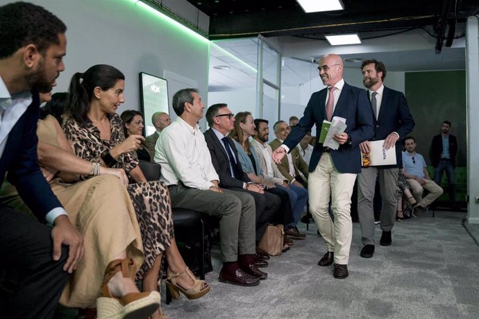 El vicepresidente de Acción Política de Vox, Jorge Buxadé (i), y el portavoz del Grupo Parlamentario en el Congreso de los Diputados, Iván Espinosa (d), a su llegada a la presentación del programa económico de Vox para las Elecciones Generales del 23J