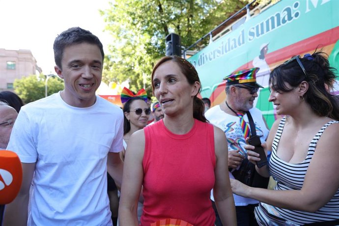 El líder de Más País, Iñigo Errejón y la portavoz del Grupo Más Madrid en la Asamblea de Madrid, Mónica García, ofrecen declaraciones a los medios durante la manifestación del Orgullo LGTBI+ 2023, a 1 de julio de 2023, en Madrid (España). 