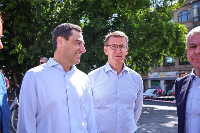 El presidente del PP y candidato a la Presidencia del Gobierno, Alberto Núñez Feijóo  (c) junto al presidente de la Junta y del PP-A, Juanma Moreno, (i) y  el alcalde de Sevilla, José Luis Sanz (d) pasean por el barrio de Triana, a 7 de julio de 2023, e
