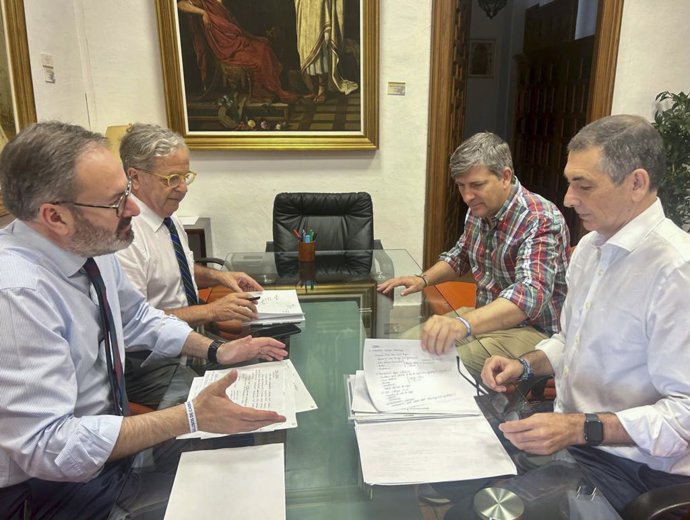 El presidente de la Diputación de Córdoba, Salvador Fuentes (segundo por la izda.), en su reunión con los responsables de la Junta de Andalucía.