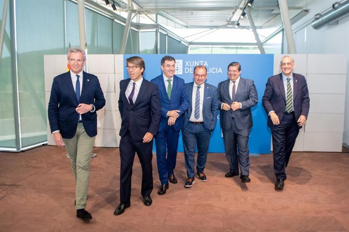 El presidente de la Xunta, Alfonso Rueda, el conselleiro de Facenda, Miguel Corgos, el conselleiro de Cultura, Educación, FP e Universidades, Román Rodríguez, y los rectores Antonio López (USC), Julio Abalde (UDC) y Manuel Reigosa (UVigo).