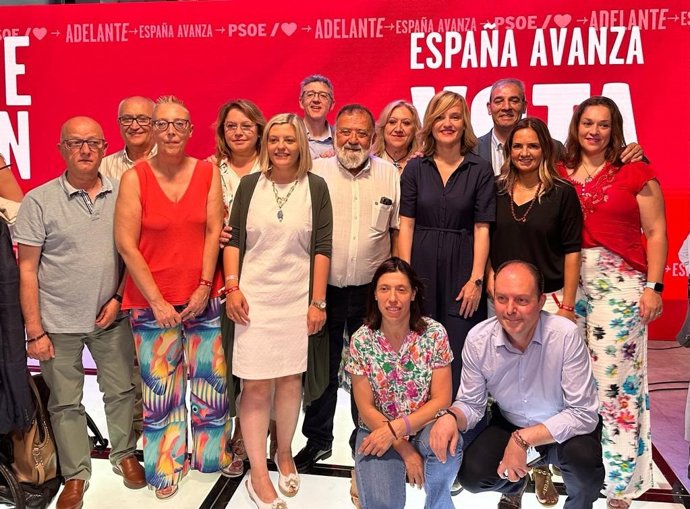 La cabeza de lista del PSOE al Congreso de los Diputados por Zaragoza, Pilar Alegríajunto con los cabezas de lista al Congreso y al Senado de las tres provincias aragonesas a la presentación del programa electoral con el que concurre el Partido Socialis