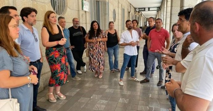 La candidata número tres al Senado por el PSOE de Huelva, Syra Senra, acompañada por portavoces y alcaldes del Andévalo.