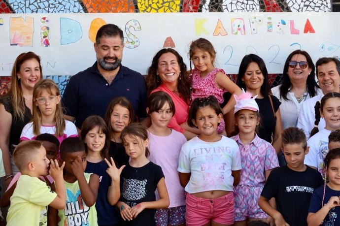 La consejera de Inclusión Social, Juventud, Familias e Igualdad, Loles López, junto al alcalde de Cartaya, Manuel Barroso, en su visita este viernes la escuela de verano de Cartaya (Huelva).