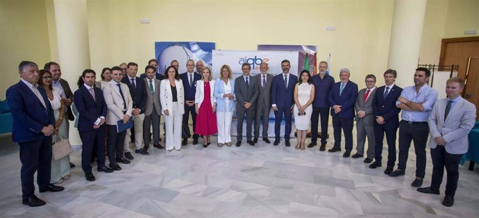 Autoridades y miebros de Aiqbe en la presentación de la la Memoria Anual de la Asociación de Industrias Químicas, Básicas y Energéticas de Huelva.
