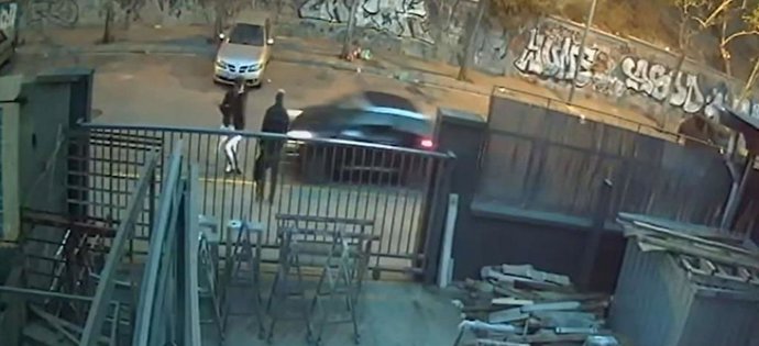 El cotxe en el moment d'envestir el grup de joves