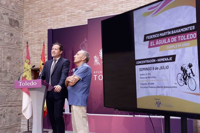 El alcalde de Toledo, Carlos Velázquez, informa del homenaje a Federico Martín Bahamontes.