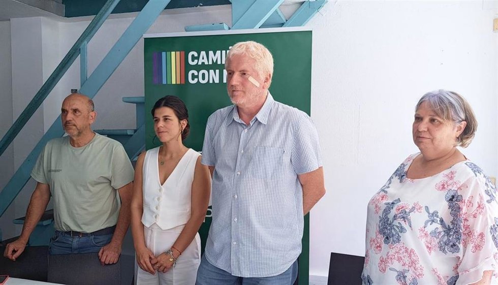 El nuevo alcalde de A Pobra, José Carlos Vidal, a la izquierda en una foto de los ediles de Nós Pobra con el regidor saliente, Xosé Lois Piñeiro