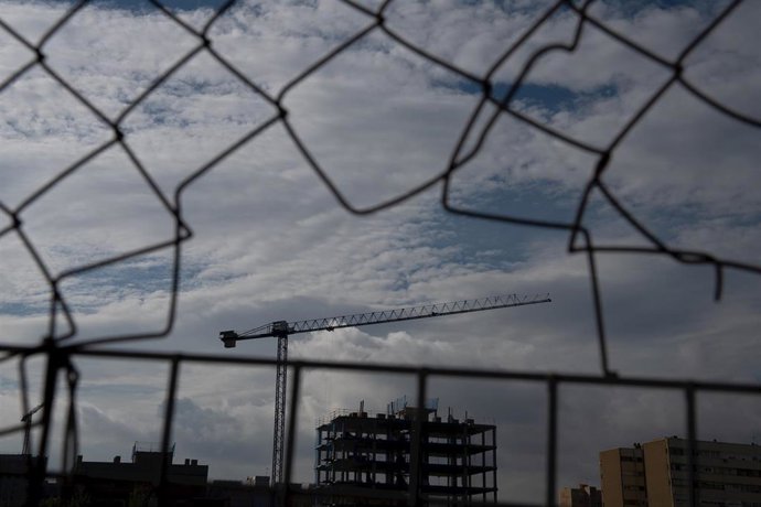 Archivo - Una grúa en una zona de obras