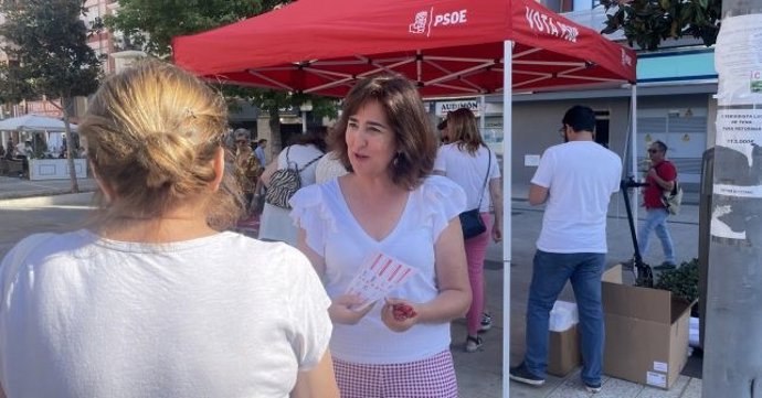 La candidata número cuatro por el PSOE de Huelva al Senado, Silvia Durán, durante el reparto en Huelva.