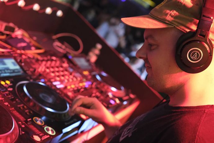 Carlos Pereiro 'Carlangas' ofrece un DJ set na Tómbola Vibra Mahou no festival Mad Cool.