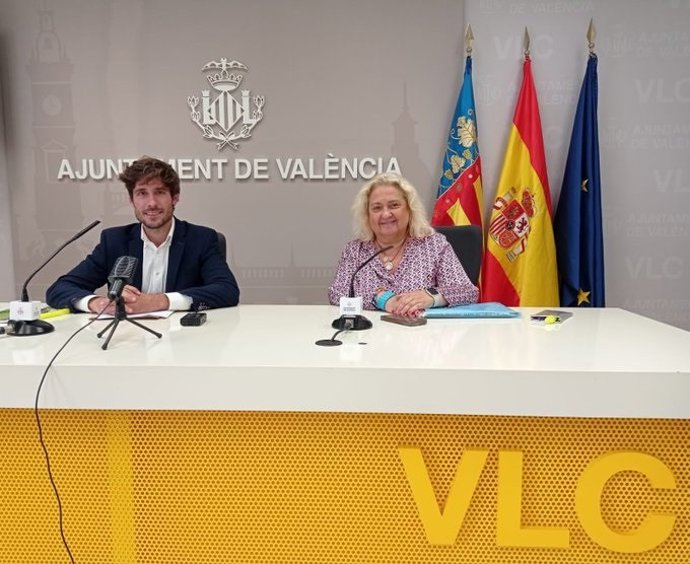El portavoz del ejecutivo de la ciudad de Valncia, Juan Carlos Caballero, y la primera teniente de alcalde y concejala de Hacienda, María José Ferrer San Segundo, en la rueda de prensa tras la Junta de Gobierno Local.