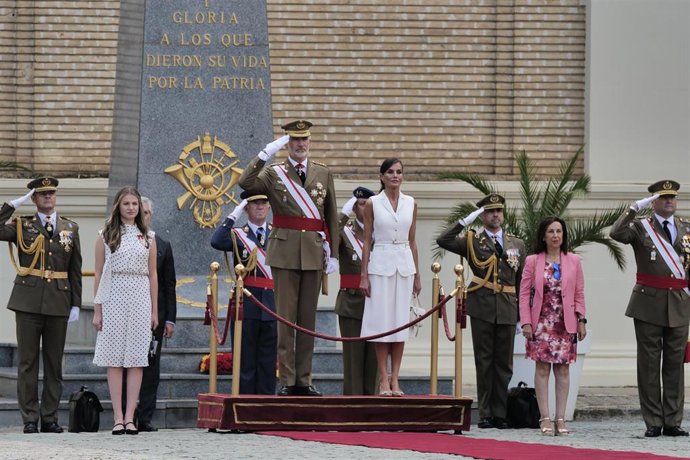 La Princesa Leonor, el Rey Felipe VI, la Reina Letizia y la ministra de Defensa, Margarita Robles durante el acto de entrega de Reales Despachos y nombramientos de los nuevos oficiales del Ejército de Tierra y de la Guardia Civil, en la AGM, en Zaragoza.