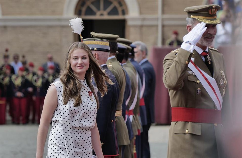 La Princesa Leonor y el Rey Felipe VI durante el acto de entrega de Reales Despachos y nombramientos de los nuevos oficiales del Ejército de Tierra y de la Guardia Civil, en la Academia General Militar de Zaragoza.
