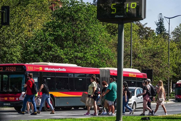 Un termómetro situado en el Prado, marca 51 grados al paso de transeúntes que resisten la fuerte ola de calor, a 26 de junio del 2023 en Sevilla (Andalucía, España). La Agencia Estatal de Meteorología (Aemet) ha activado el aviso rojo por altas temperat