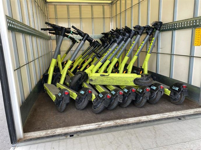 La Policía Local de Palma retira más de 40 patinetes eléctricos "ilegales" en la Playa de Palma.