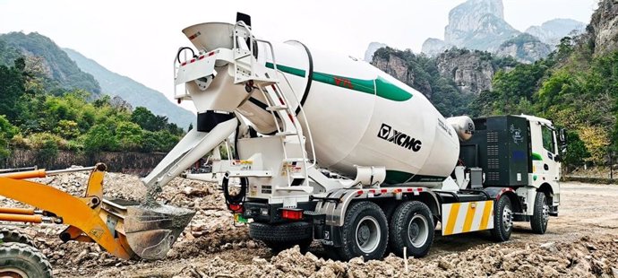 Winning A Greener Future, XCMG Machinerys Renewable Energy Equipment Products Outshine in Major Construction Projects - Its Latest Pure Electric Mixing Truck, G4804BIIVE Showcased in the Trade Show in China.