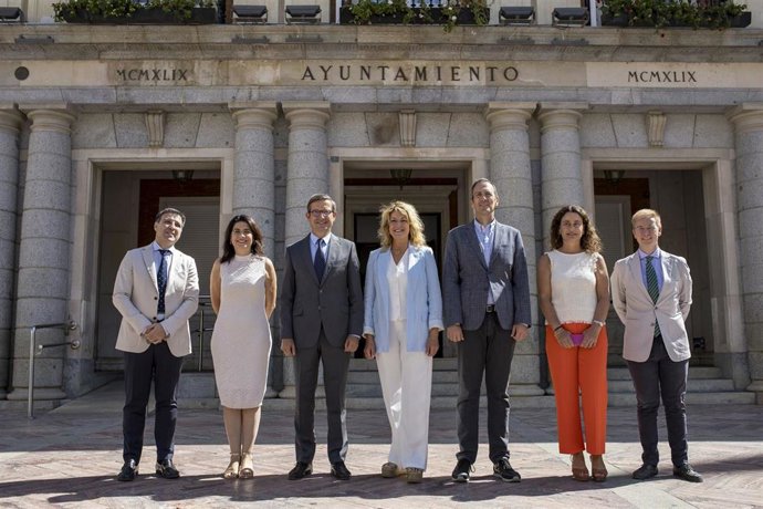 Visita del consejero de Industria, Energía y Minas, Jorge Paradela, al Ayuntamiento de Huelva.