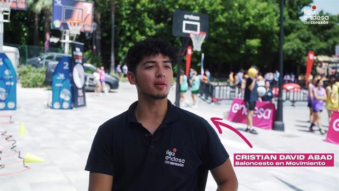 Cristian lleva su pasión por el baloncesto a todas partes desplazándose con su furgoneta a zonas del entorno de la capital que no disponen de instalaciones o estructuras para la práctica del deporte y dinamiza los entrenamientos para todas las edades.